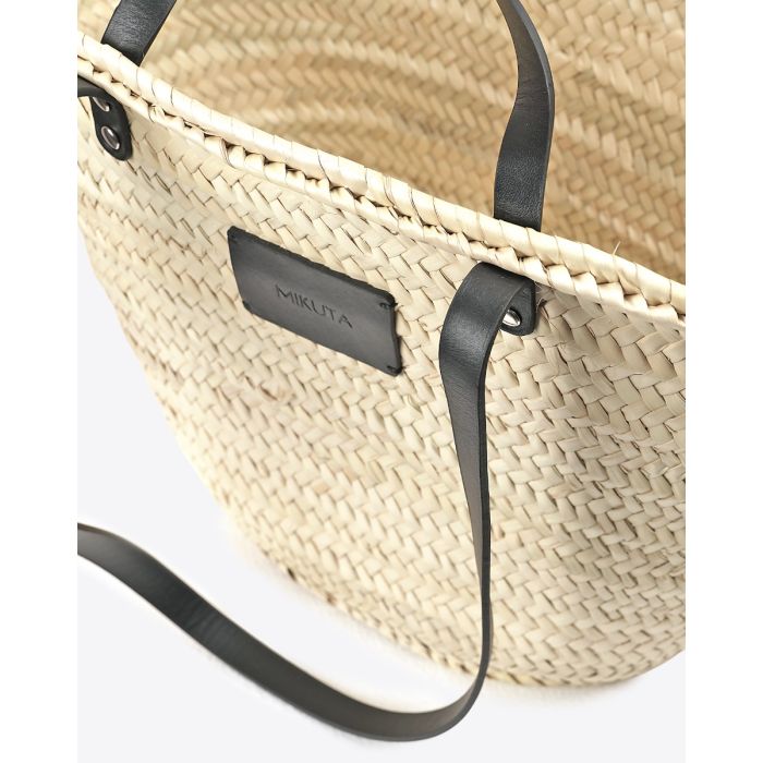 Grand panier en osier naturel Mikuta. Détail du patch en cuir « MIKUTA » su le devant.