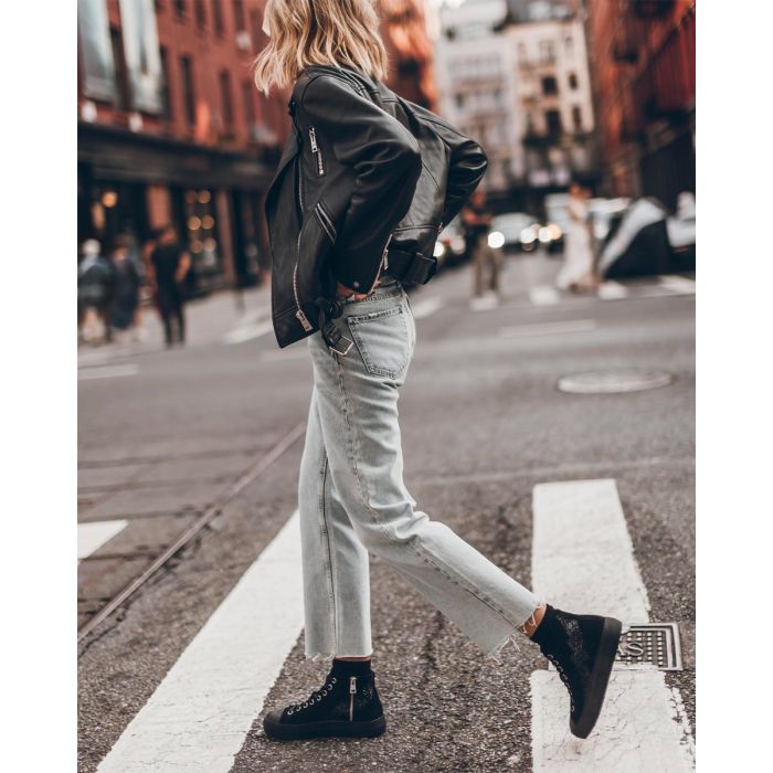Jean court et droit en denim bleu ciel Mikuta. Porté avec un perfecto en cuir noir.