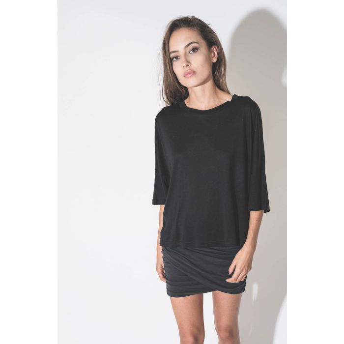 Mini-jupe drapée en jersey noir Mikuta. Porté avec un tee-shirt en lyocell noir.