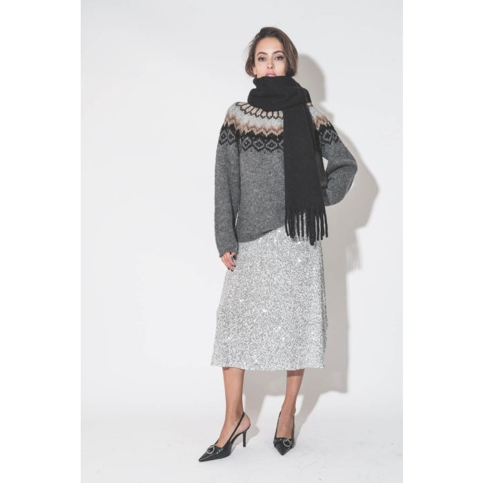 Jupe midi à sequins argents Mikuta. Porté avec un pull en alpaga motif placé péruvien.