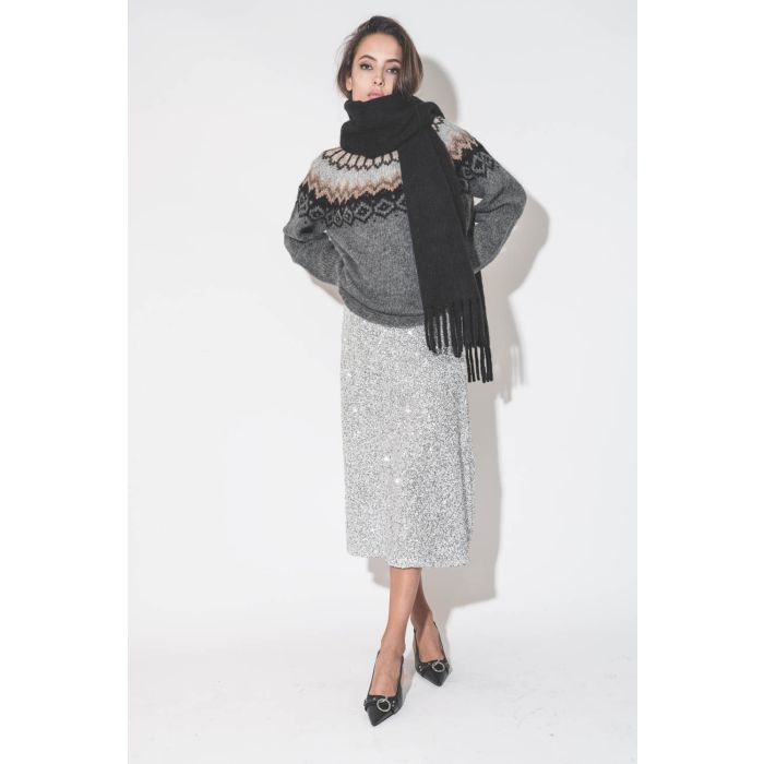 Jupe midi à sequins argents Mikuta. porté avec des escarpins en cuir noir.