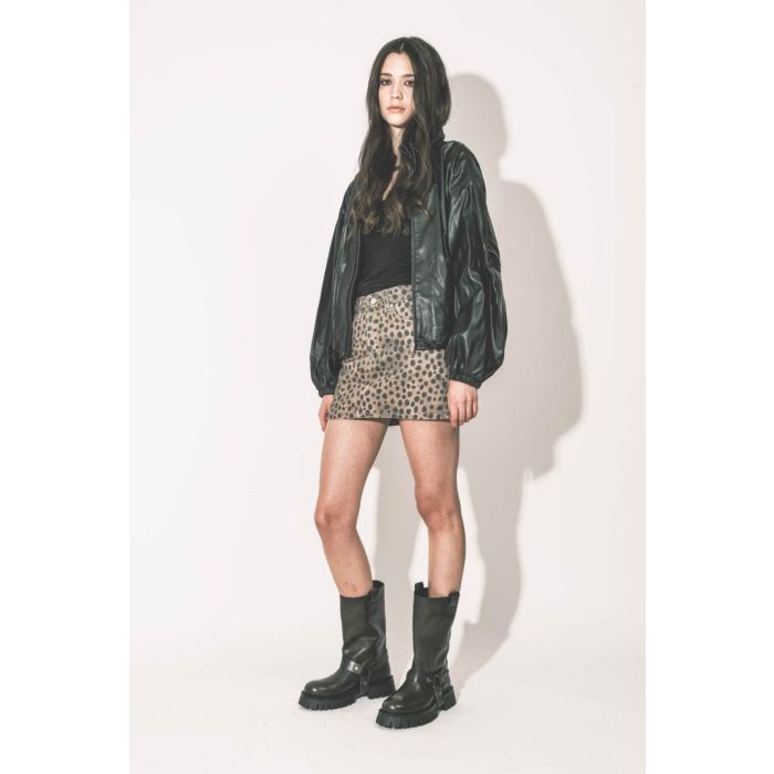 Mini-jupe en jean imprimée léopard marron Mikuta. Portée de profil avec  un blouson en sky noir Marant Étoile.