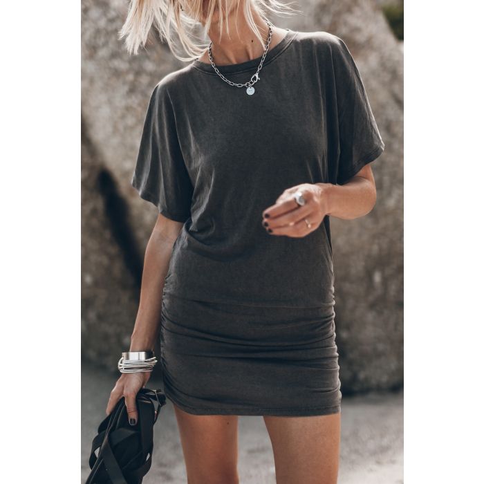 Mini-robe drapée manches courtes en lyocell et coton gris anthracite Mikuta. Porté de face avec un collier en argent Mikuta. 
