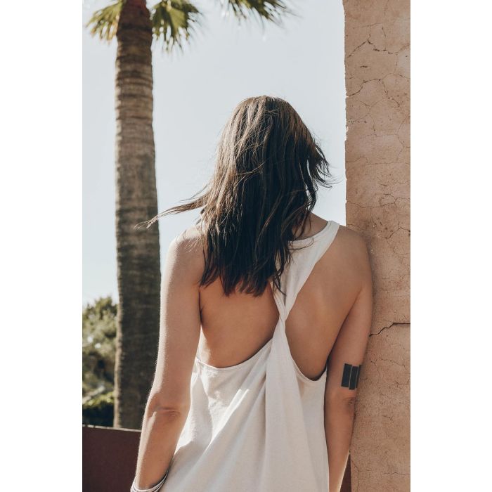 Robe longue emmanchure américaine dos torsadé en coton crème fente sur le côté Mikuta. Détail de la torsade dans le dos.