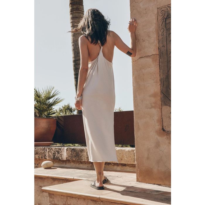 Robe longue emmanchure américaine dos torsadé en coton crème fente sur le côté Mikuta. Portée de dos.