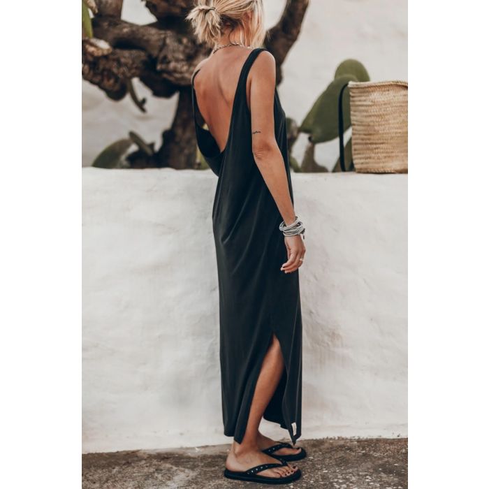 Robe longue dos nu Mikuta en jersey noir, portée de dos.