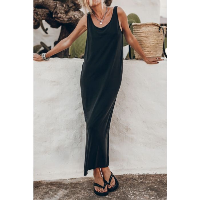 Robe longue dos nu Mikuta en jersey noir, portée de face.