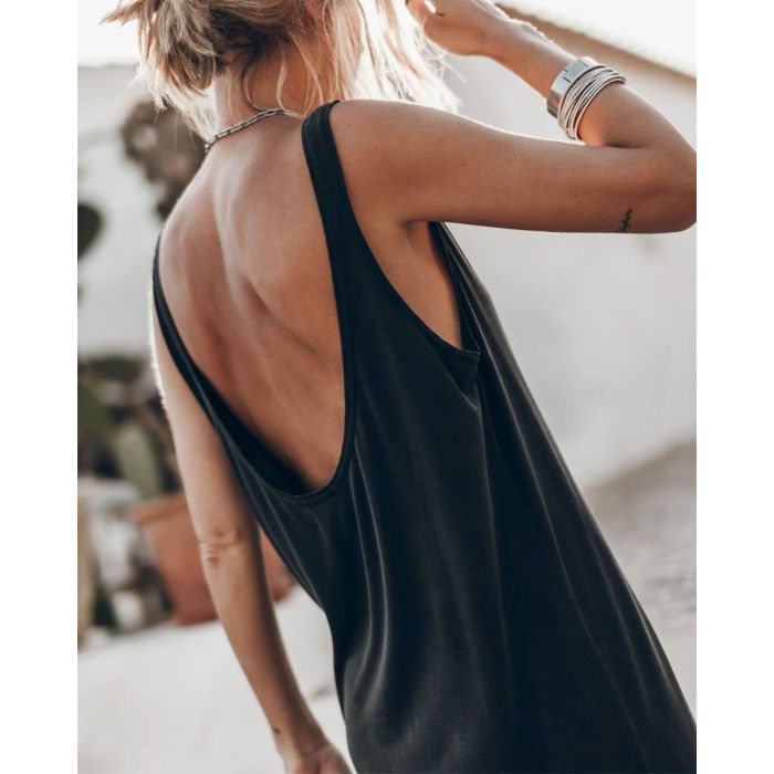 Robe longue dos nu Mikuta en jersey noir, portée de dos. Détail de l'emmanchure.