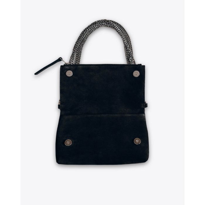 Sac Zowie Mikuta en cuir suédé noir et chaine en métal argenté. Détail de l'ouverture enveloppe et des aimants.
