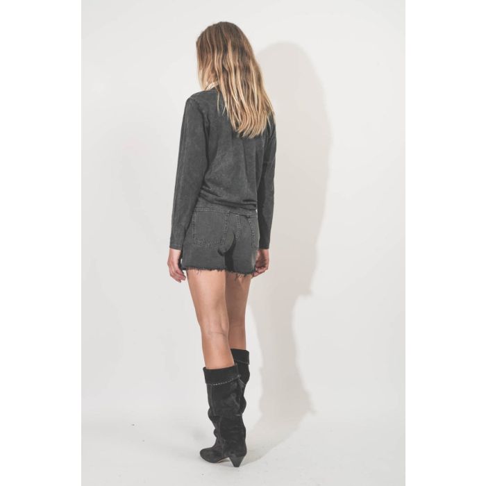 Short en denim noir Mikuta. Porté de dos.