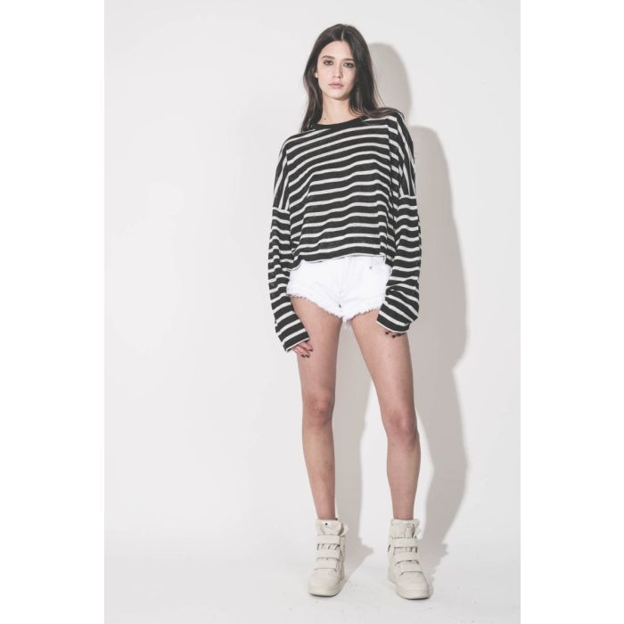T-shirt Oversized Mikuta à manches longues en lin rayé noir et blanc, porté de face avec un short blanc Marant Etoile. 