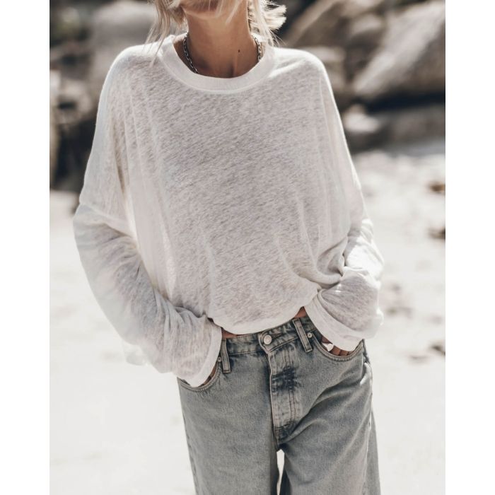 Tee-shirt manches longues en lin blanc Mikuta, porté de face.