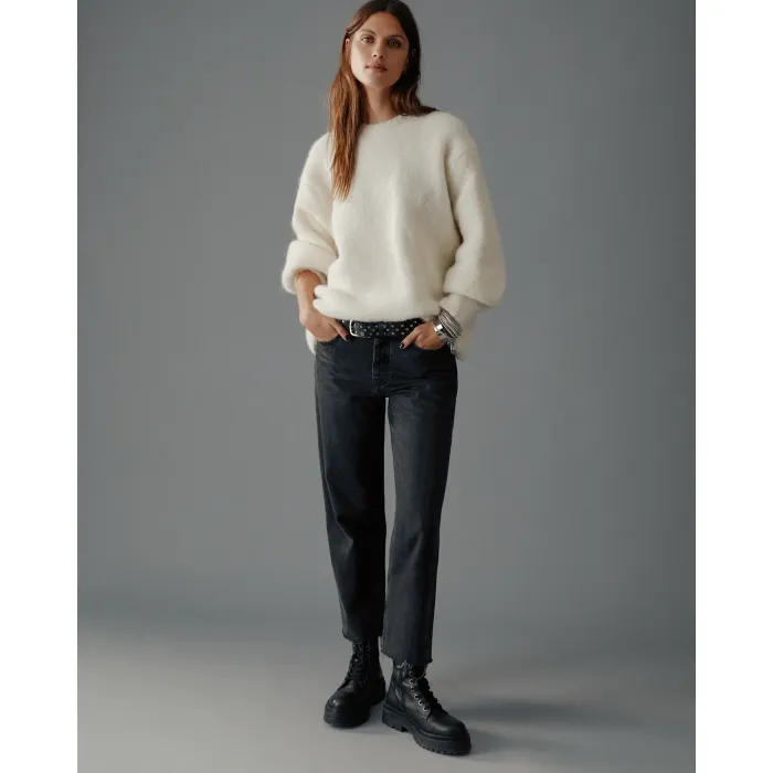 Pull oversize Mikuta en alpaga écru, porté avec un jean noir.