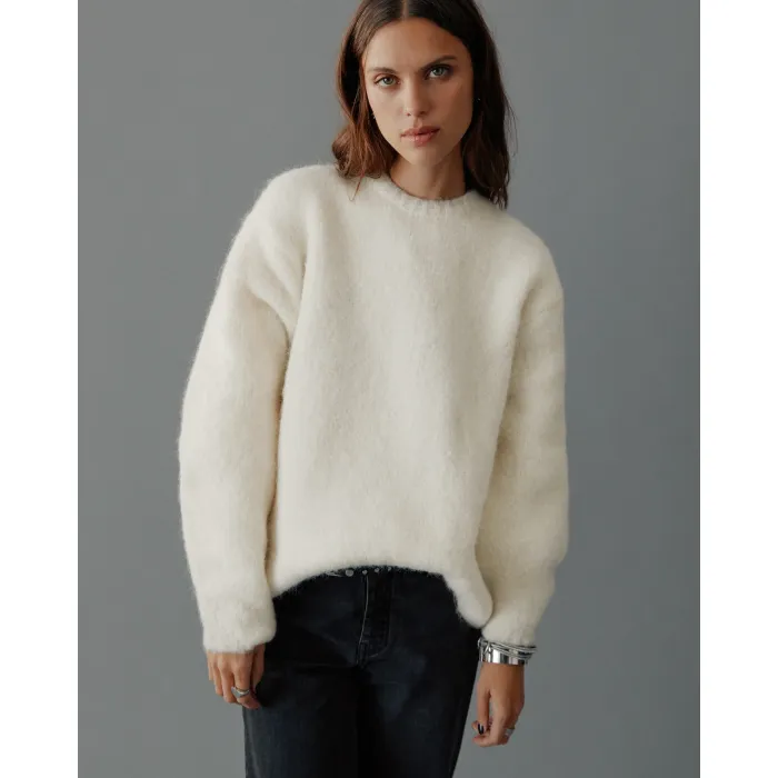 Pull oversize Mikuta en alpaga écru, porté de face.
