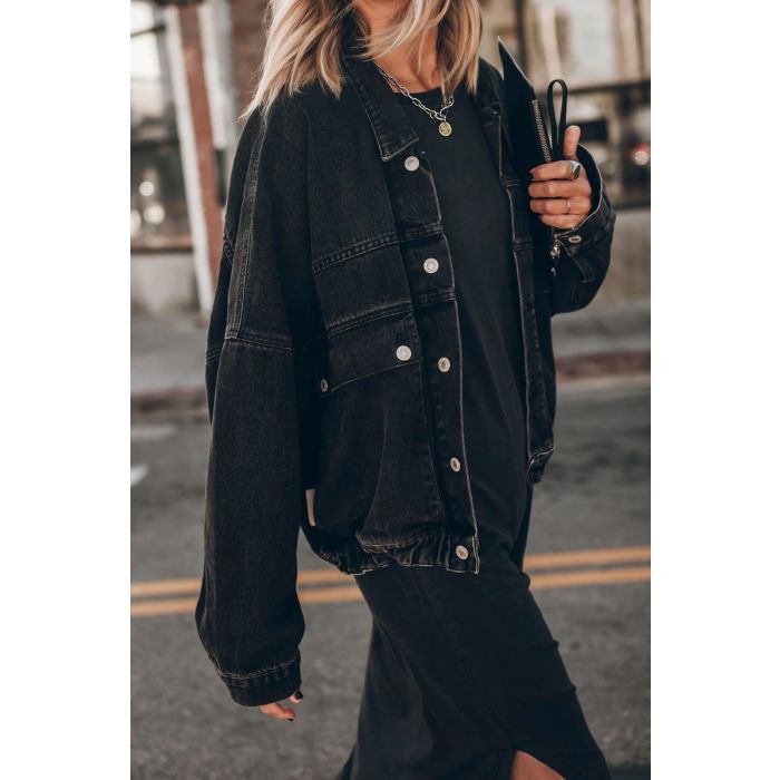Veste en denim noir Mikuta, portée ouverte.