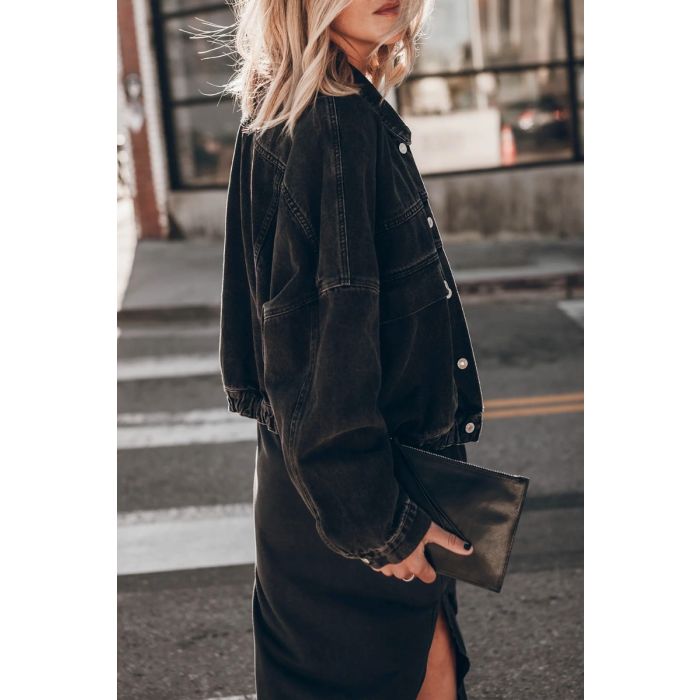 Veste en denim noir Mikuta, portée ouverte. portée de dos.