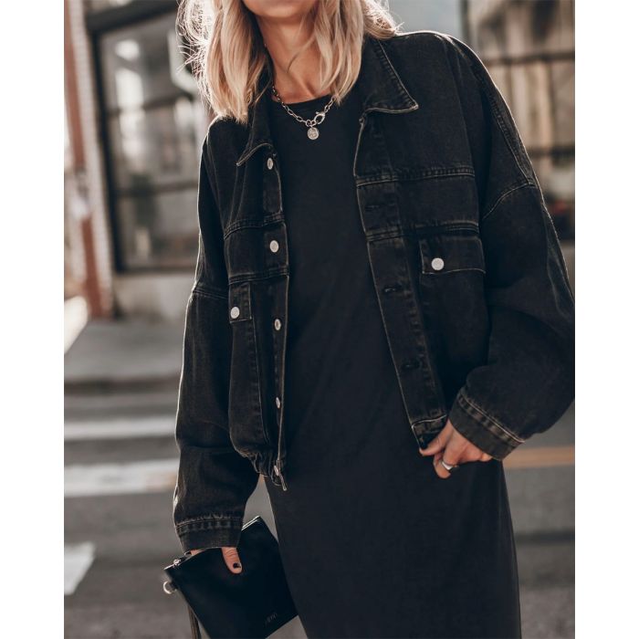 Veste en denim noir Mikuta, portée ouverte. portée ouverte de face.