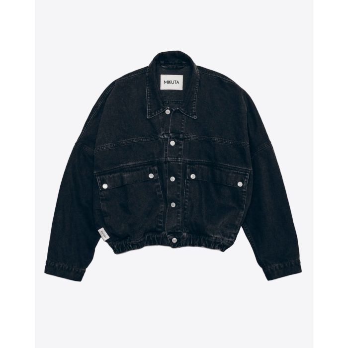 Veste en denim noir Mikuta, portée ouverte. vue de face.
