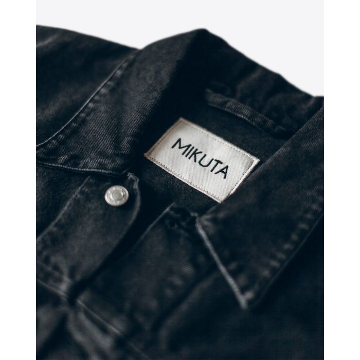 Veste en denim noir Mikuta. Détail du col.