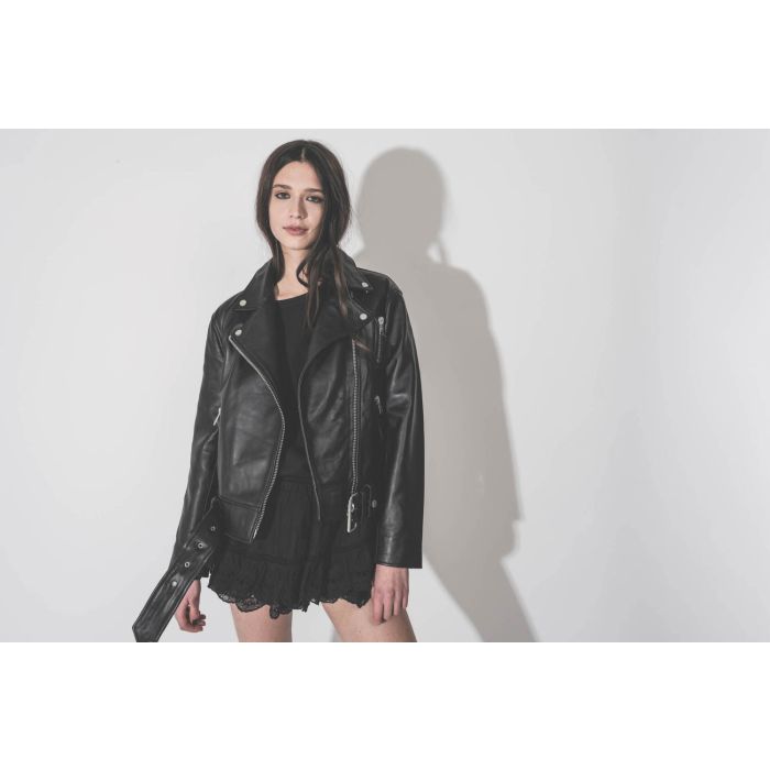 Veste Perfecto Mikuta en cuir noir, portée de face ouverte avec un sweat-shirt noir The Great.