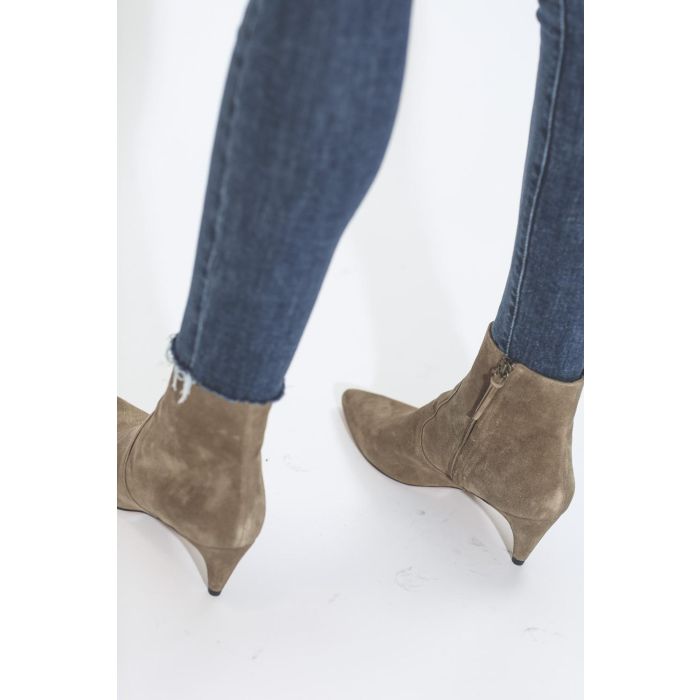 Mother Denim Looker Ankle Fray  Girl Cruch 