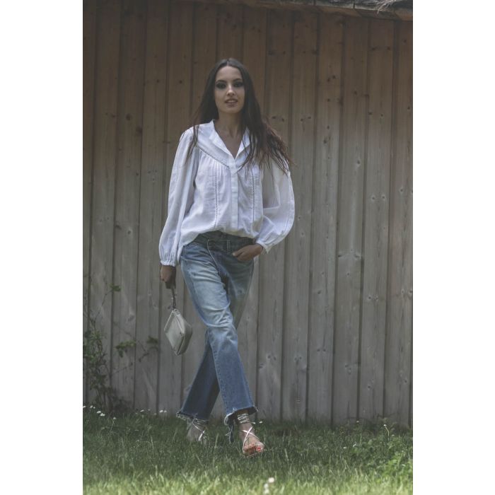 Chemise manches longues en coton blanc Leonard Marant Etoile. Porté avec un jean cross over. 