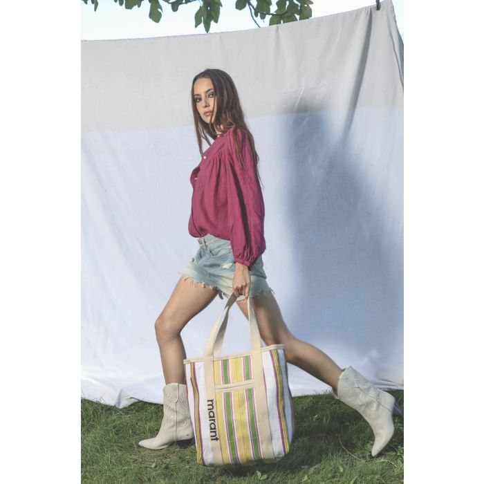 Chemise manches longues en coton fuchsia Leonard Marant Etoile. Porté profil.