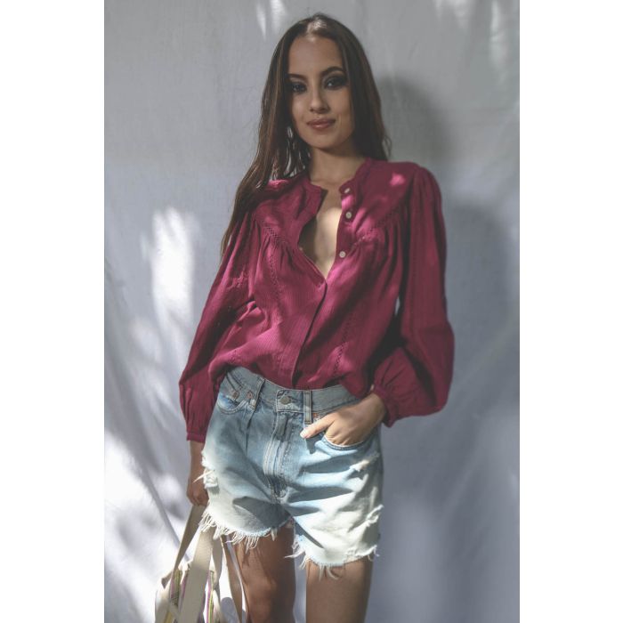 Chemise manches longues en coton fuchsia Leonard Marant Etoile. Porté avec un short en jean. 