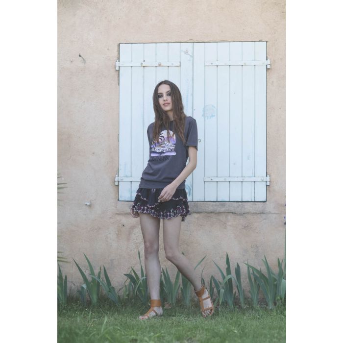 Jupe short à volants en coton noir brodé Jocadia Marant Etoile. Porté profil.