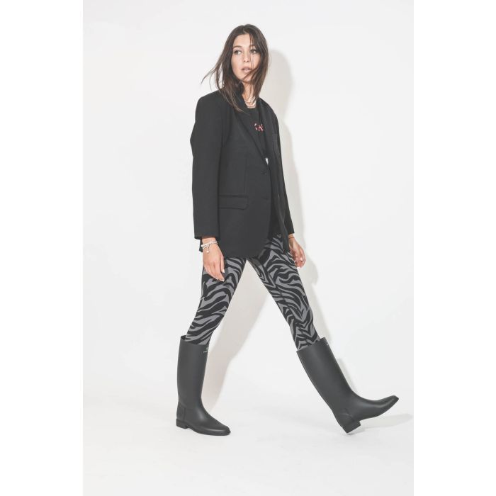 Leggings imprimé zèbre gris et noir Blake Anine Bing. Porté avec un blazer noir.
