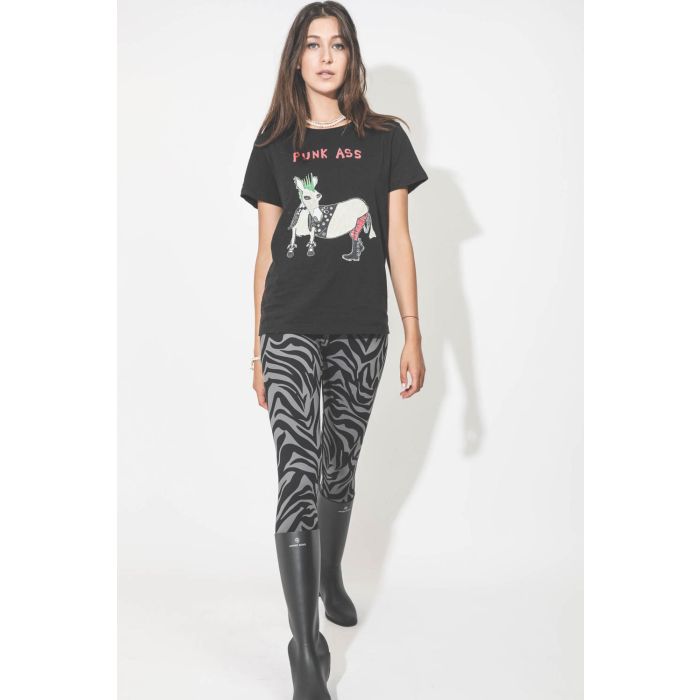 Leggings imprimé zèbre gris et noir Blake Anine Bing. Porté avec un tee-shirt manches courtes noir.