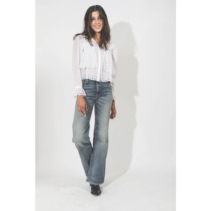 Jean taille haute évasé bleu ciel Jane R13 Denim. Porté de face. 