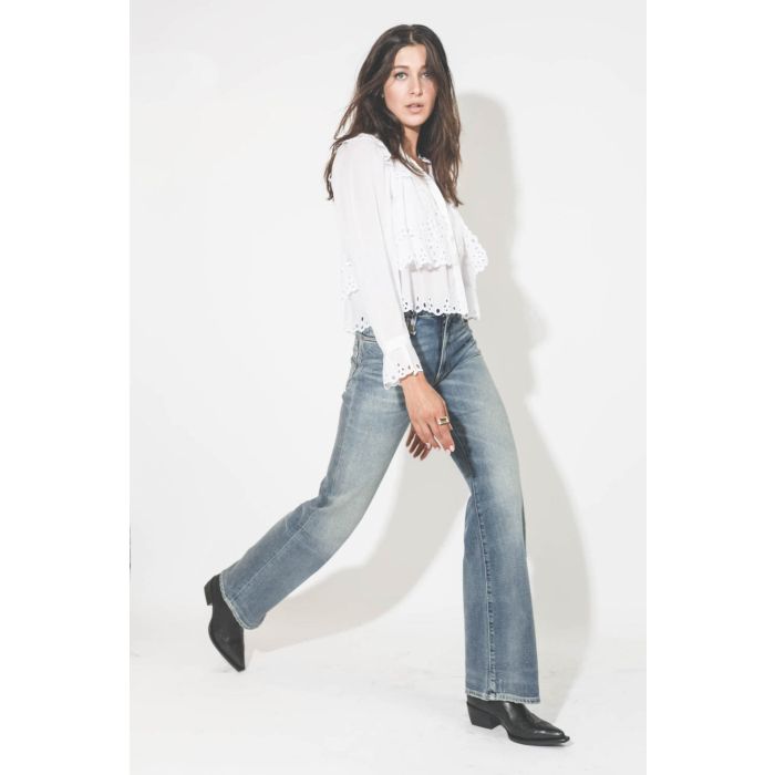 Jean taille haute évasé bleu ciel Jane R13 Denim. Porté de profil.