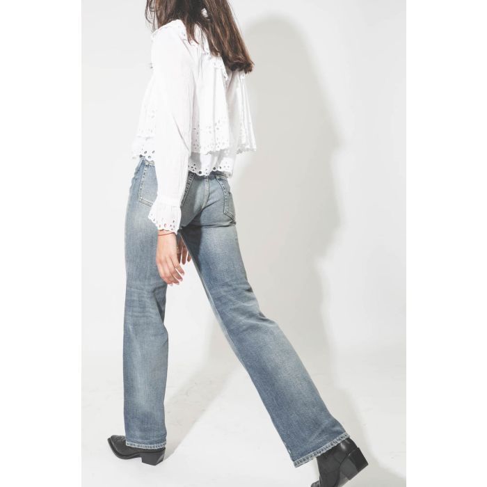 Jean taille haute évasé bleu ciel Jane R13 Denim. Porté de dos.