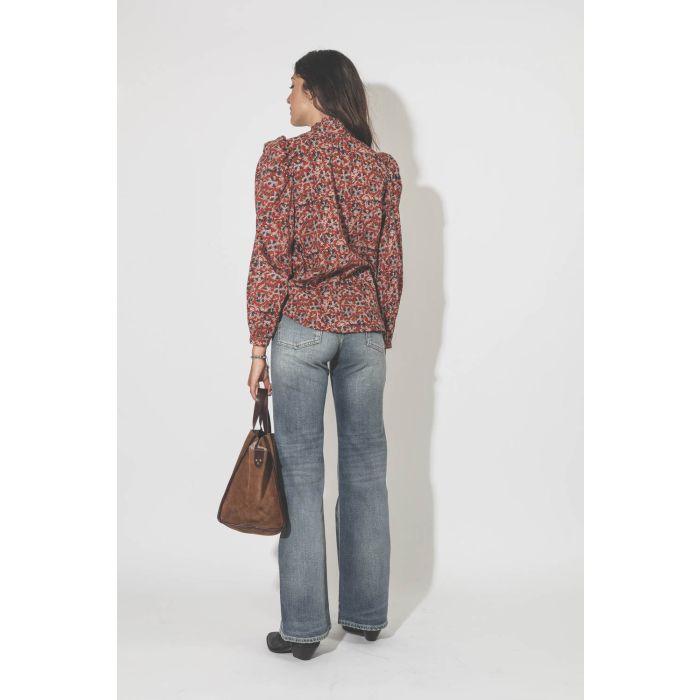 Chemise manches longues en voile de coton marron imprimé Annabel Alix of Bohemia. Porté de dos.