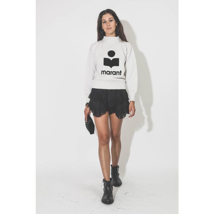 Sweat-shirt col montant écru chiné logo noir Moby Marant Etoile. Porté de face. 