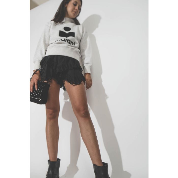 Sweat-shirt col montant écru chiné logo noir Moby Marant Etoile. Porté avec un mini jupe en dentelle noire.