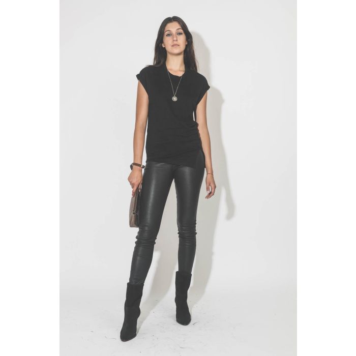 Boots à talons en cuir suédé noir Rouxa Isabel Marant. Porté avec un legging en cuir noir.