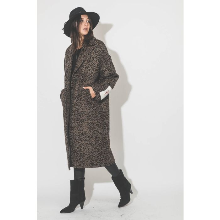 Boots à talons en cuir suédé noir Rouxa Isabel Marant. Porté avec un manteau oversize léopard.