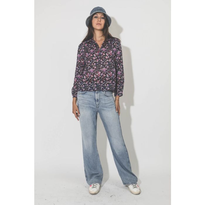 Top en voile de coton imprimé fleurs roses sur fond noir Maria Marant Etoile. Porté de face.