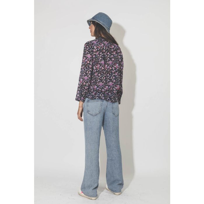 Top en voile de coton imprimé fleurs roses sur fond noir Maria Marant Etoile. Porté de dos.