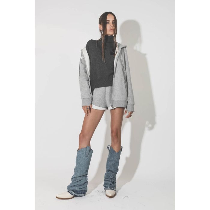 Pull col roulé gris anthracite logo noir en coton et laine Nash Marant Etoile. Porté de face. 