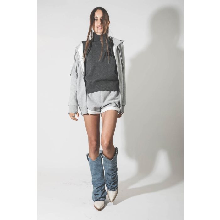 Pull col roulé gris anthracite logo noir en coton et laine Nash Marant Etoile. Porté avec une veste à capuche grise.