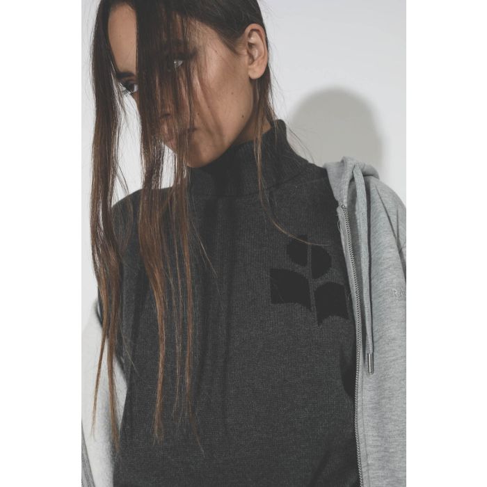 Pull col roulé gris anthracite logo noir en coton et laine Nash Marant Etoile. Détail du col roulé.