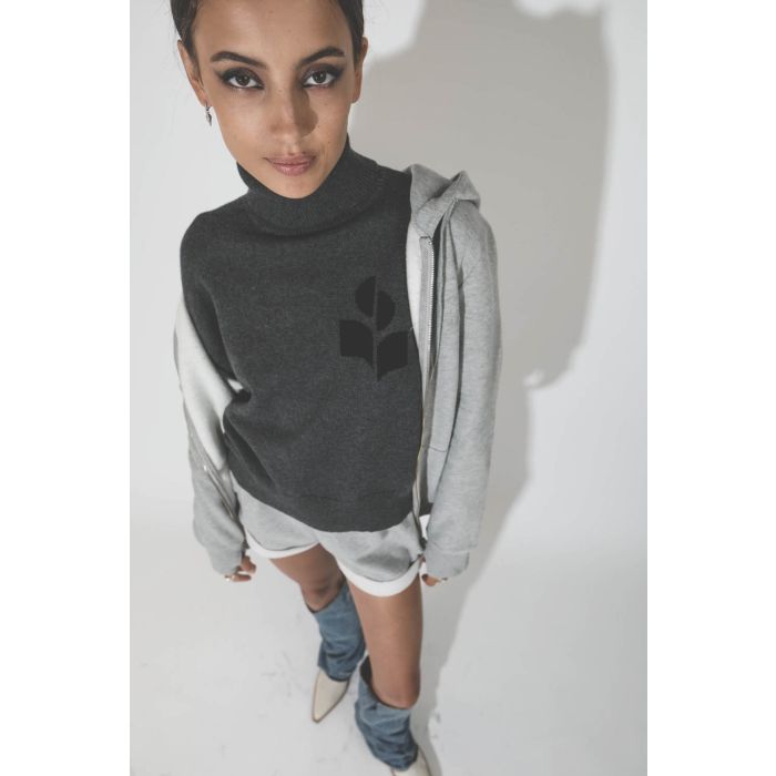 Pull col roulé gris anthracite logo noir en coton et laine Nash Marant Etoile. Porté avec un short en sweat-shirt gris.