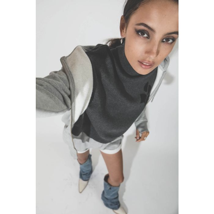Pull col roulé gris anthracite logo noir en coton et laine Nash Marant Etoile. Porté avec des bottes en jean.