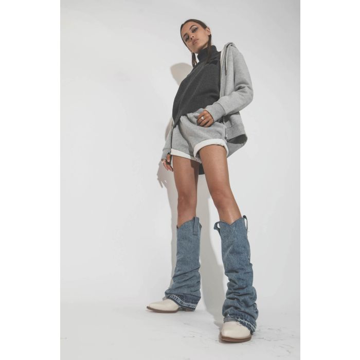 Bottes Santiags en cuir blanc et jean bleu ciel r13. Porté avec un short gris chiné.
