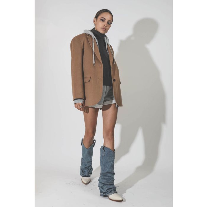 Bottes Santiags en cuir blanc et jean bleu ciel r13. Porté de face.