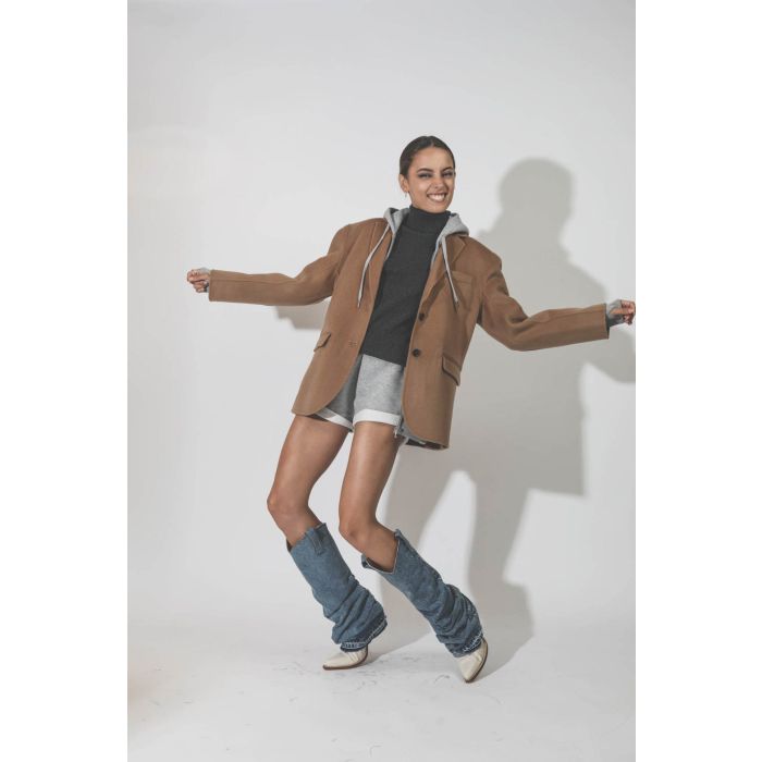 Bottes Santiags en cuir blanc et jean bleu ciel r13. Porté avec une veste en laine et cachemire camel.