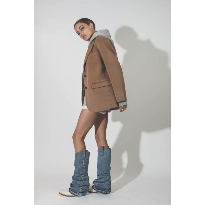 Bottes Santiags en cuir blanc et jean bleu ciel r13. Porté de profil.
